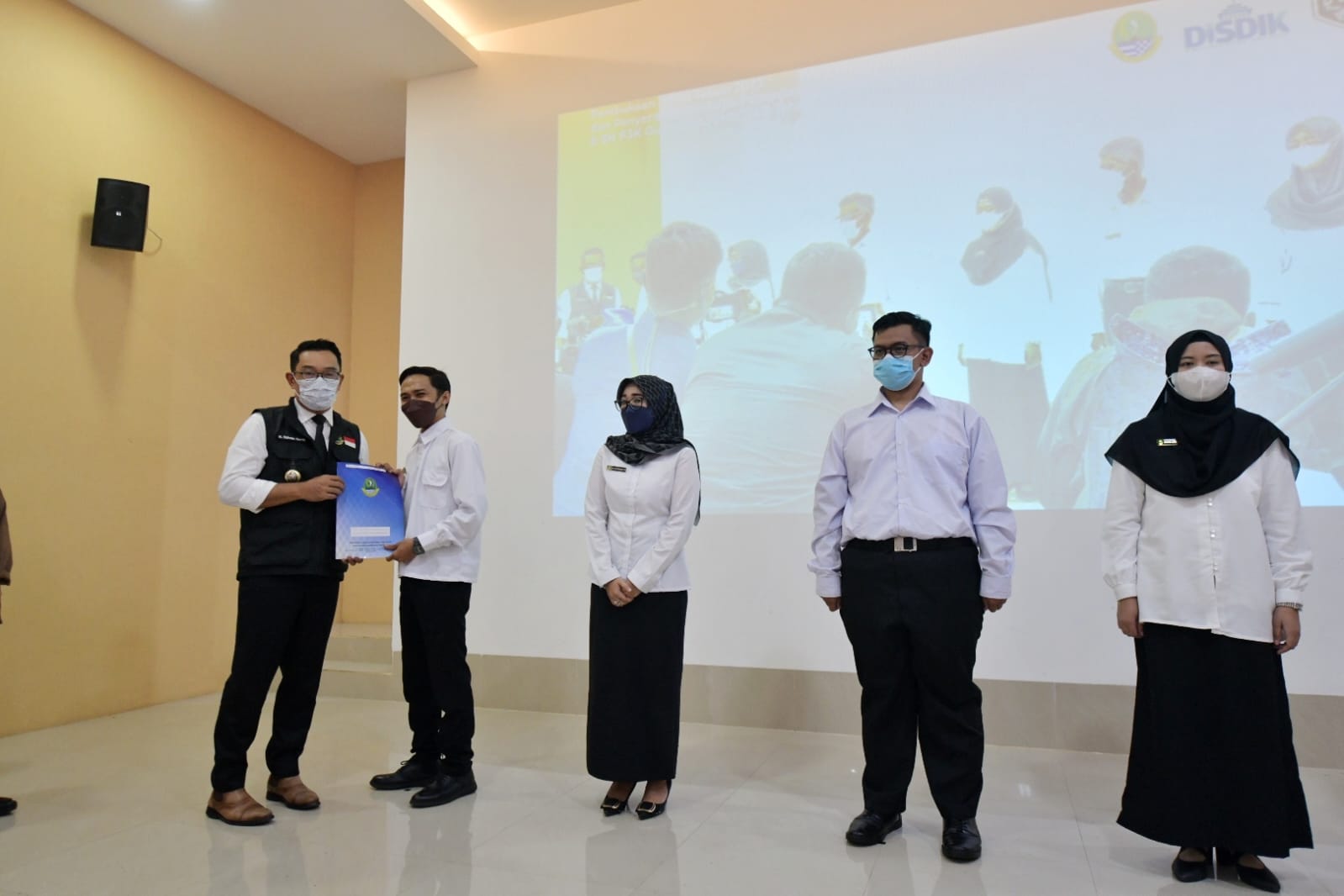 32. Ridwan Kamil Serahkan SK P3K Tahap 1 untuk 5