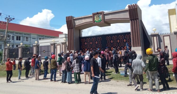 Organisasi gertak saat memggelar unjuk rasa di depan Kantor Kejati Sulbar, Rabu (10/07/2024).